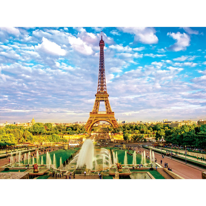 황금빛의 에펠탑과 트로카데로 정원