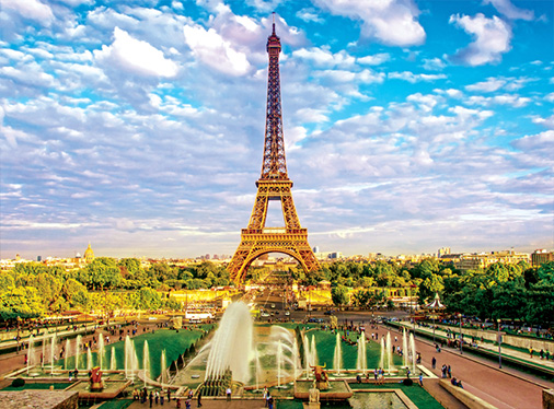 황금빛의 에펠탑과 트로카데로 정원